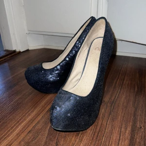 Klackskor Nelly  - Klackskor Blenda från Nelly.  Använda varsamt.