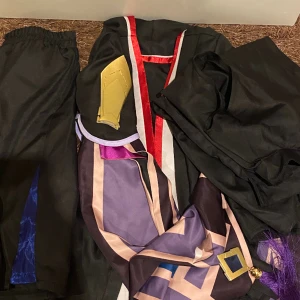 Scaramouche cosplay - Den är från dokidoki kvalitet R. Peruken och cosplayen är bra skick peruken är stylad. Om ni har några frågor fråga hjärna. Bara cosplayen 650 bara peruk 50kr bårda 700 . ‼️Tryck inte på köp nu‼️