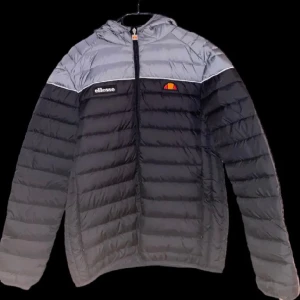 Ellesse Jacka - Nedsatt från 600:-  Snygg & Billig Ellesse jacka. Skick: 10/10, ej använd. Perfekt jacka och prisvärd.