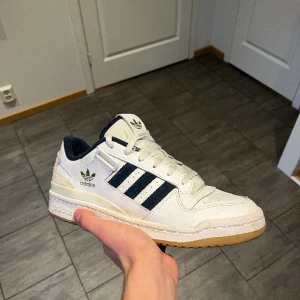 Adidas sneaker - Adidas forums i storlek 42-2/3. Funkar för dig med storlek 42 i Nike. Helt nya, inga tecken på slitage. Liknar Adidas Campus! Går att tillägga kardborreband om man vill det!!