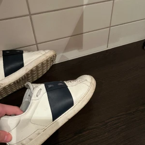 Valentino open - Hej! Jag säljer mina Valentino open skor för jag är intresserad av nya. Navy blå, Stl 41. Dustbag och box medföljer! Hör av dig om du är intresserad, vill gärna få sålt de så snabbt som möjligt!