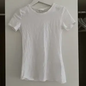 En t-shirt från hm i storlek S, säljer för 70kr