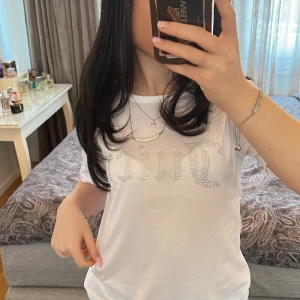 Juicy t shirt - Säljer denna juicy cotoure t shirten med stenar på. Storleken är S och skicket är som ny. Kontakta mig vid frågor💞