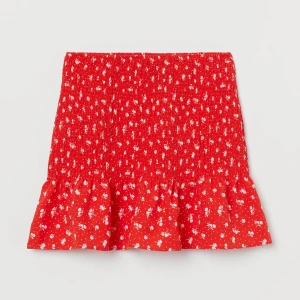 Röd blommig kjol🌸 - S men sitter som en M