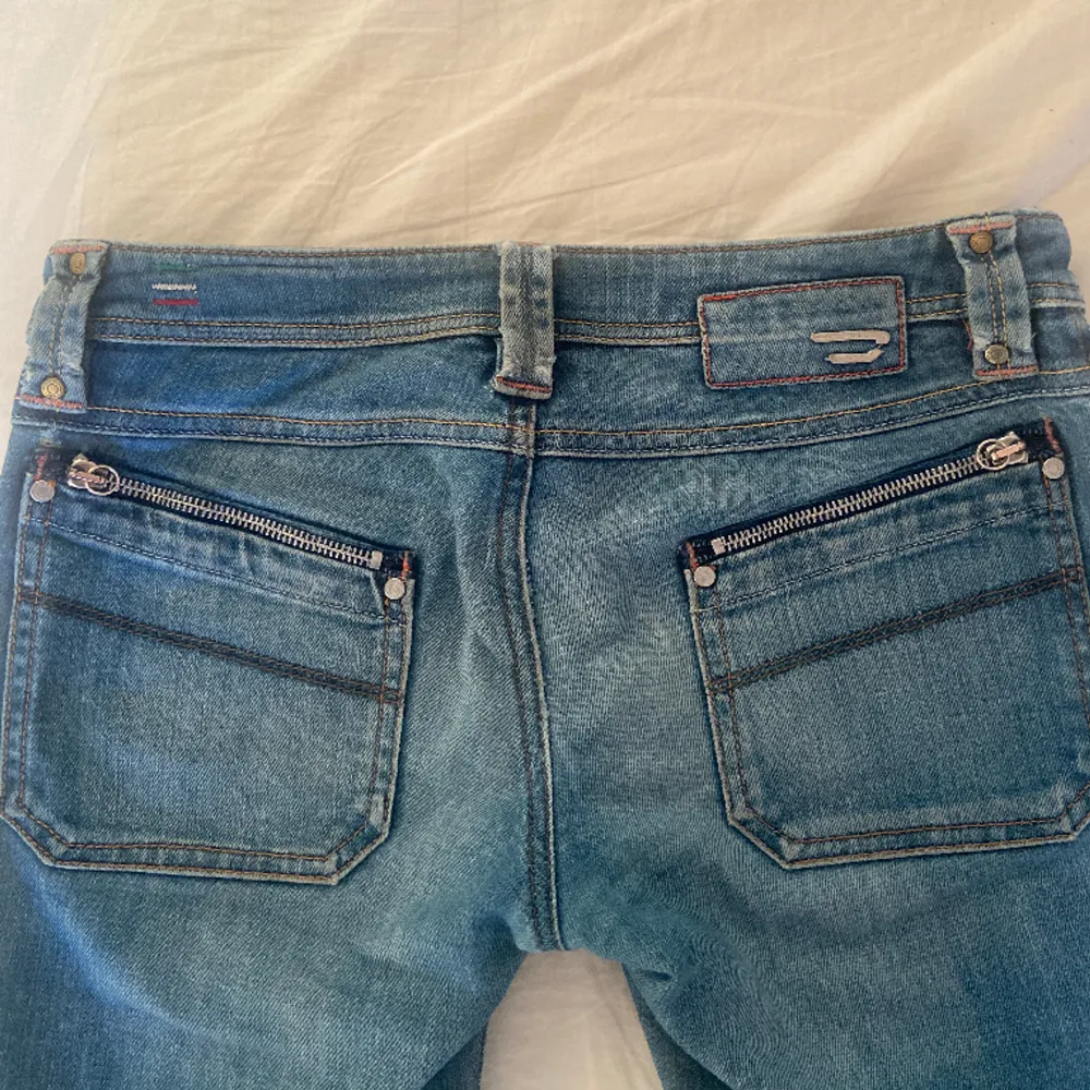 Super snygga lågmidjade diesel jeans!  Inga synliga defekter förutom märket i bak som är lite utslitet! Skriv för mer bilder eller info💓pris kan diskuteras🙏🏻. Jeans & Byxor.