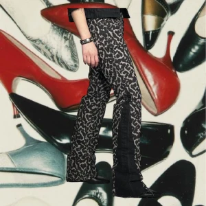 Noir Leopard - Noir Leopard Leopardmönstrade jeans Modellen är 165 cm 