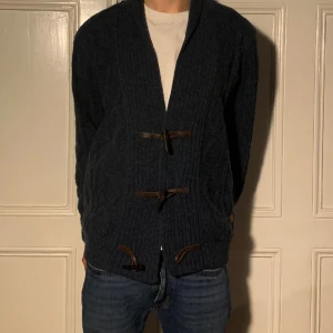 Tailored cardigan - Säljer denna schyssta cardiganen från tailored!🍾 Skicket är 9/10. Modellen är 180cm och väger 60kg. Vårt pris är 283kr och hör av er vid minsta fundering!🔥🍾