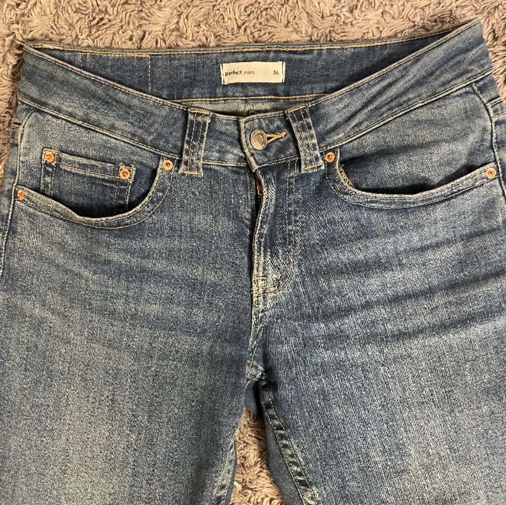 säljer nu mina jeans från Gina💞De har fickor i bak. Jag är 165 cm.. Jeans & Byxor.