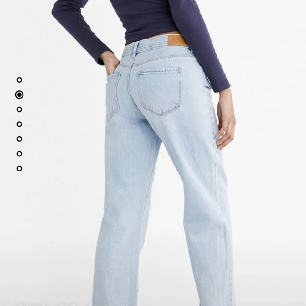 Super snygga mid waist jeans från stradivarius. Beställde fler storlekar men är otroligt dålig på att lämna tillbaka i tid. Helt oanvända! Färgen på mina bilder ser annorlunda ut pga dåligt ljus 💫 köparen står för frakten . Jeans & Byxor.