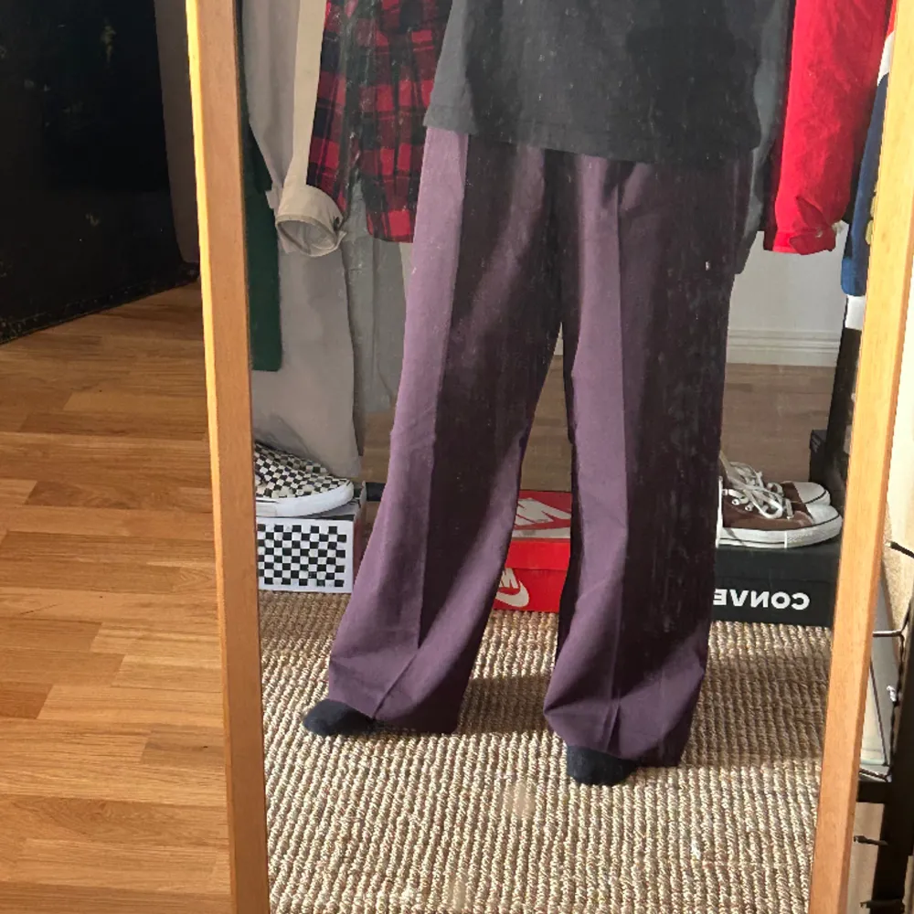 Baggy kostymbyxor i modellen Uno oversized suit trousers, de perfekta oversized byxorna!🌸 tror inte färgen säljs längre men nypris 670 och de har använts 2 gånger✨. Jeans & Byxor.