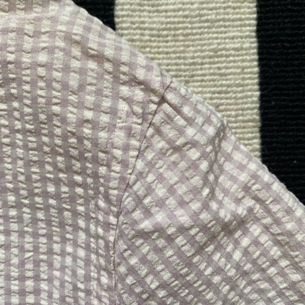 Mini-rutig Filippa K skjorta. Grymt fin struktur i tyget. Perfekt till våren och sommaren.  Lila/rosa/vit Storlek: M  . Skjortor.