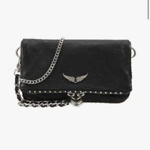Zadig väska  - Säljer min Zadig & Voltaire rock nano studs väska!! Sällan använd så i väldigt fint skick!!! Den är i den lilla modellen, nypris 2500kr. Skriv för fler foton!!🩷🩷