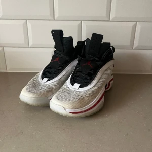 Jordan 34 - Jätte fina basketskor, endast använda inomhus. Köptes nya från Nike för 2200kr+. Super fint skick.