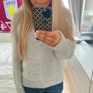 Handstickad tröja  - Jättefin tröja som min mamma stickat i ljusgrått. Jag brukar ha xs/s och den passar bra. 65% alpacka 28% polyamid och 7% ull