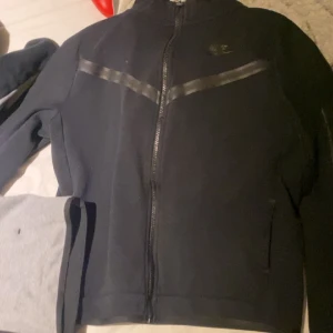 Snygg svart Nike tech - 8/10 skick passar xs/s xl i barn 158-170 Tröttnat på den därför säljer jag