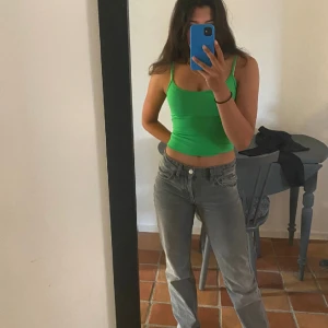 Grå low waist Zara jeans - Gråa low waist jeans från Zara. Säljer då de är för små för mig. Storlek 34.