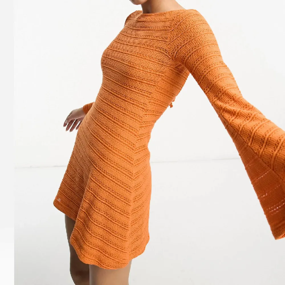 En orange virkad klänning med öppen rygg och vida ärmar, medföljer en separat underklänning. Endast använd en gång💕. Klänningar.