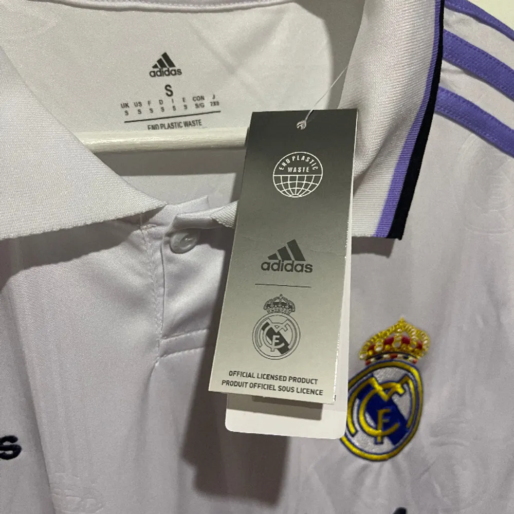 Hej, säljer en real Madrid tröja i storlek s men passar oftast M också. Den är sprillans ny och oanvänd med alla lappar osv kvar. För mer frågor eller diskussion om pris bara att höra av sig.. T-shirts.