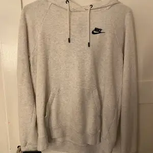 Nike hoodie strl XS Fint skick!  Kommer inte till användning. Säljs för 150:- ☺️ 