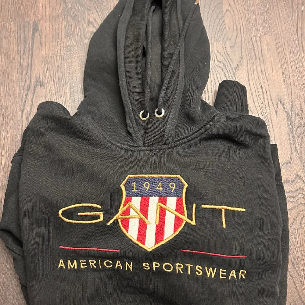 Säljer denna hoodie från gant då den blivit för liten.  Skick: 9/10 Nypris: 1200kr Pris ej hugget i sten. Hoodies.