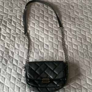 Väska  - Säljer nu denna fina väska då den inte kommer till använding längre. Den är köpt utomlands💓