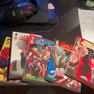 Pocket My Hero Academia Manga - 5st - Sälja enbart i Packet 99kr i början men säljer alltihop för 400kr! Enbart Vl. 1 som är läst, alla är på engelska!  Har bara stått i Hyllan, frågor? Kom DM!🫶☀️