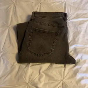 Tja! Säljer nu mina Stock & Hank jeans som är i bra skick, köpt på Ullared. Mitt pris 100+ frakt. Hör av er vid frågor eller funderingar.  Passar för dem som är runt 167-180 cm långa. 