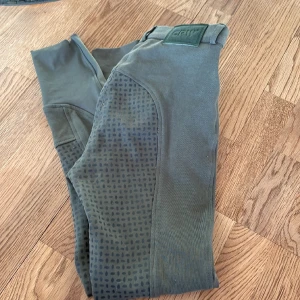 Ridbyxor. - Fina ridbyxor i mkt fint skick. Helskodda.