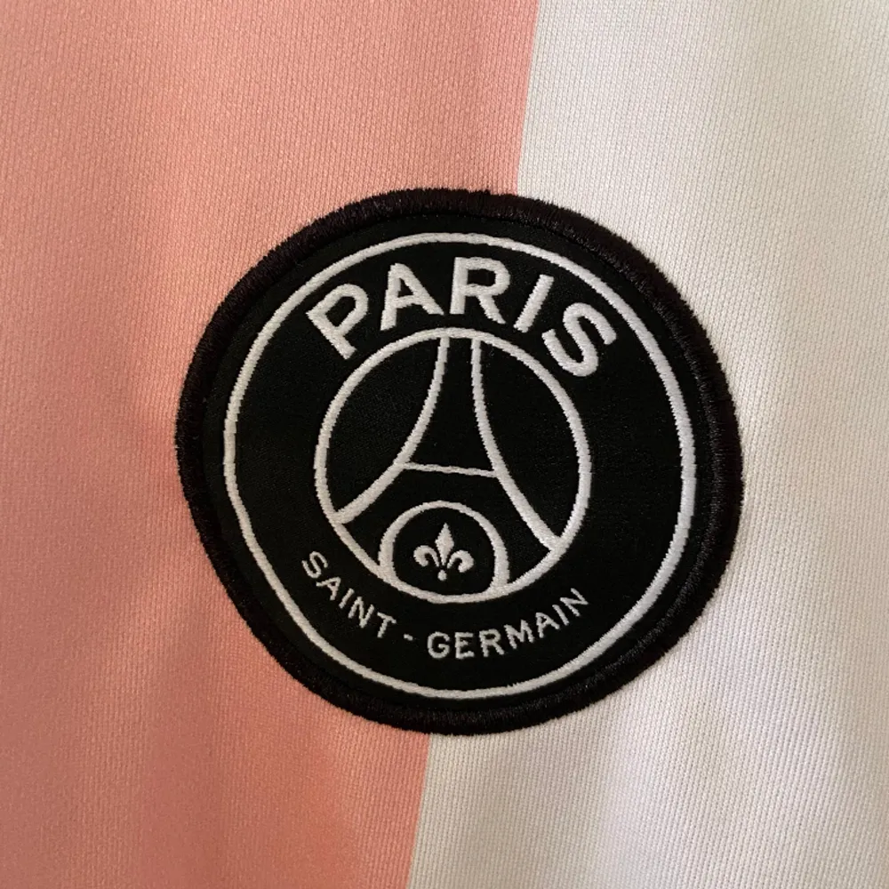 En tröja från PSG som de använde när de hade bortamatcher under 2021/2022.   Storlek M  Fortfarande en jätte fin och trendig tröja. Har endast använt den 2 gånger. . Hoodies.