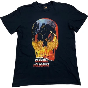 Vintage Cannibal Holocaust T-Shirt - Vintage svart T-Shirt från filmen Cannibal Holocaust. Storlek M, fint skick! Ställ gärna frågor!😊