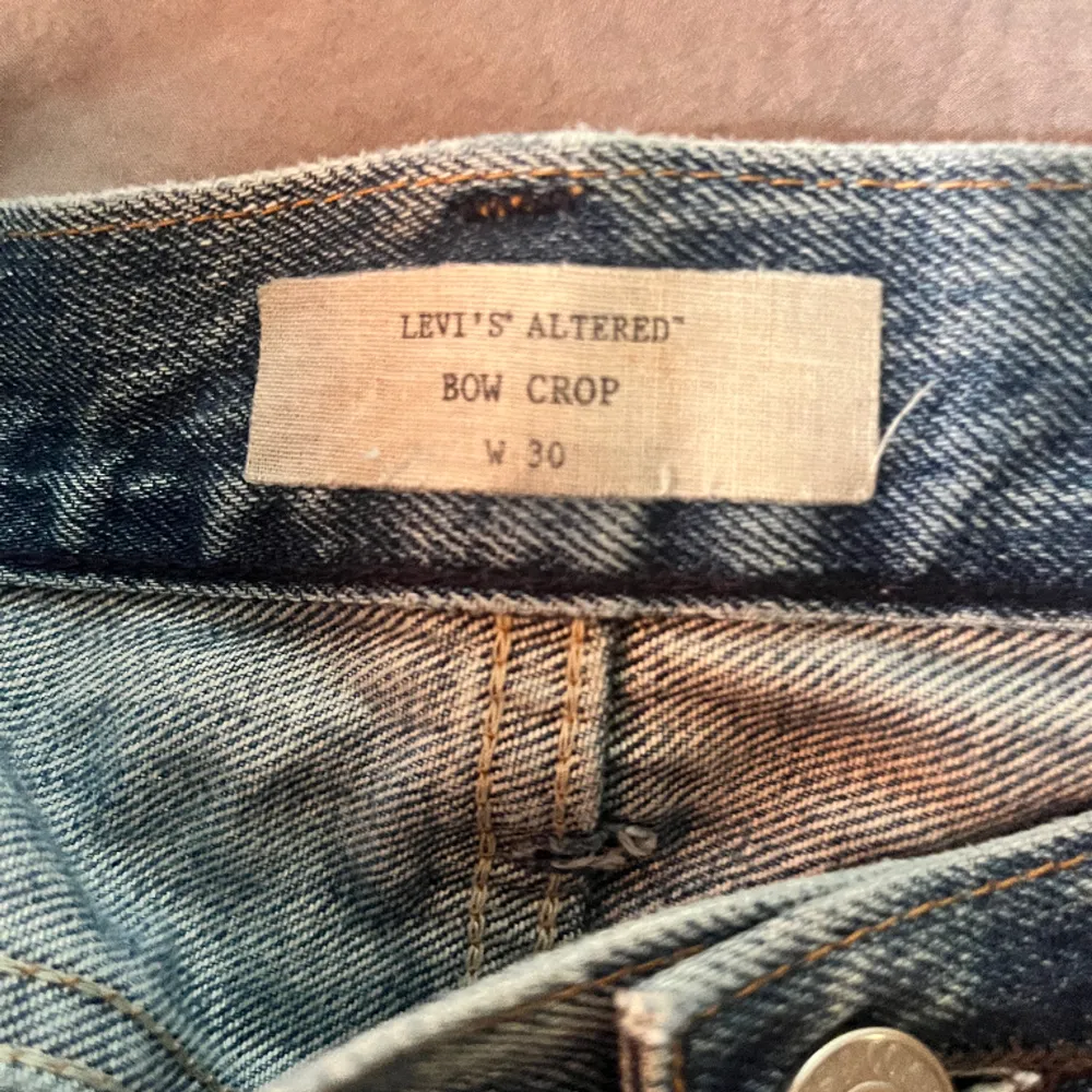 Levis altered bow crop i storlek W30. Använt skick. Väldigt sköna.. Jeans & Byxor.