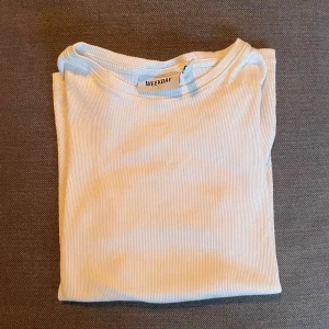 Vit tröja!🤍 - Hej! Jag säljer denna super fina vita tröjan. Aldrig använd, tröjan är i M men passar S också!(Pris kan diskuteras)🌟