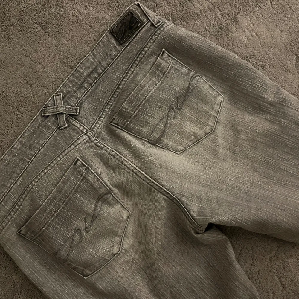 Supersnygga lågmidjade jeans från Tommy Hilfiger. Ljusgråa och bootcut. Säljer då de är för stora för mig. Storlek 30/34. Jeans & Byxor.