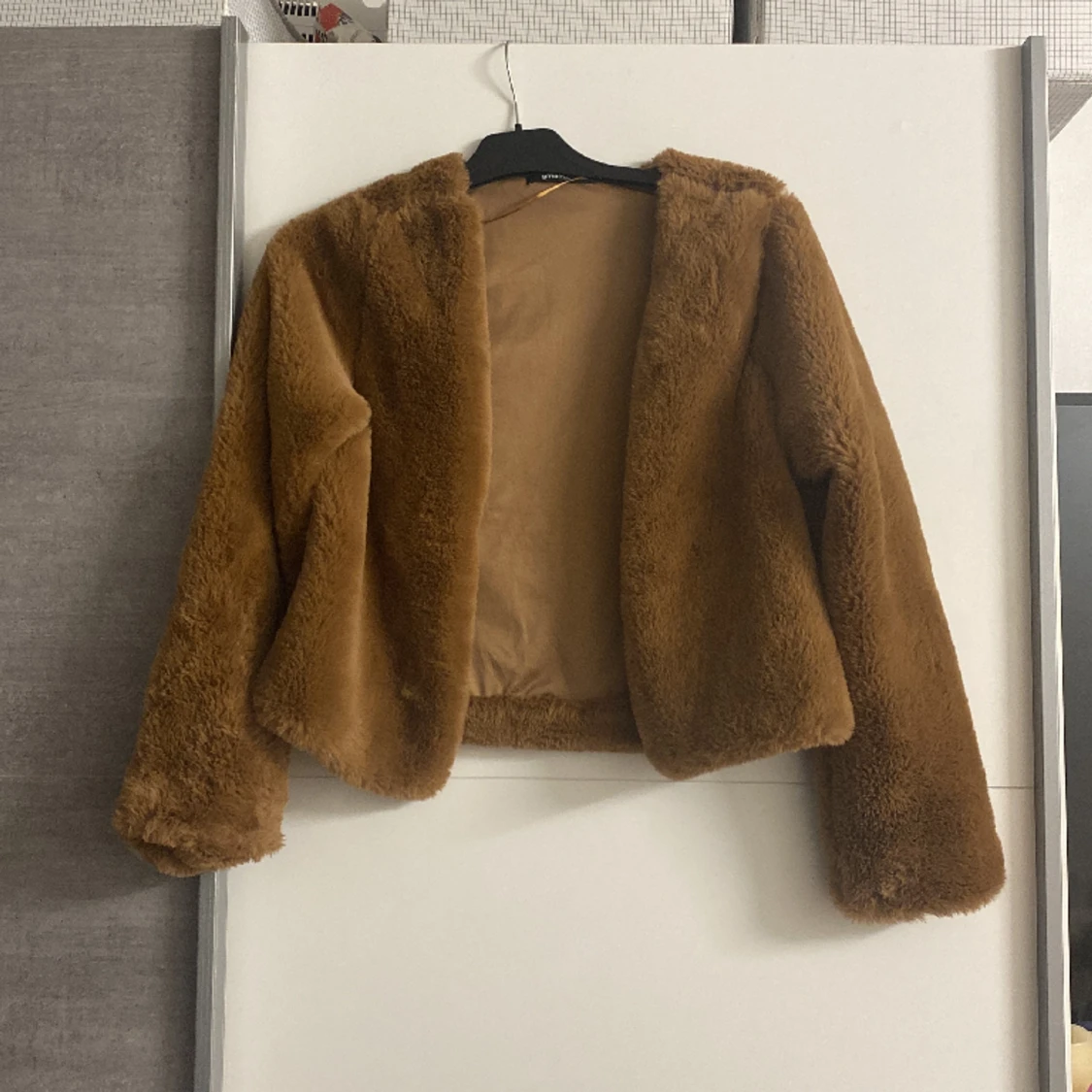 En Björn brun gullig och fluffig kofta - 90
