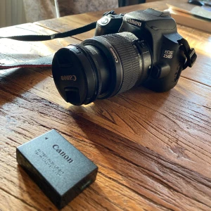 Canon 250d - Hejsan! Jag säljer min system kamera. För att Jag använder inte den, jag tänker att nån annan kan få användning för den,  Objektet är EFS 18-55mm. 4K Den fungerar klockrent är skadefri förutom en liten repa i kikarhålet men påverkar inte bilden 👍🏼 