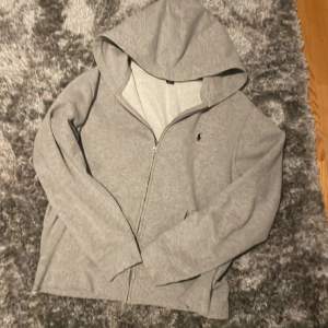 Ralph lauren zip hoodie, 9/10 i skick inga skador. Säljer för att den inte passar mig. Pris kan diskuteras säg bara vad du vill köpa för.