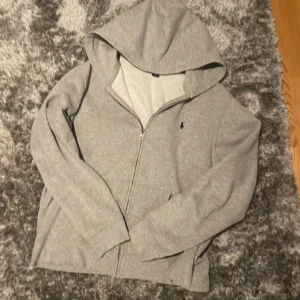 Zip hoodie  - Ralph lauren zip hoodie, 9/10 i skick inga skador. Säljer för att den inte passar mig. Pris kan diskuteras säg bara vad du vill köpa för.
