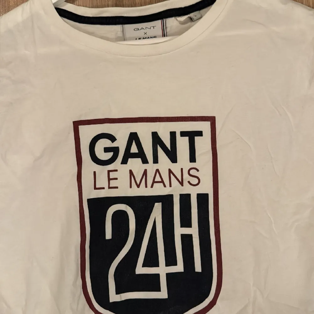 T-shirt från Gant x Le Mans. Storlek L. Regular fit. True to size! Endast använd fåtal gånger. Inga skador eller fläckar.. T-shirts.