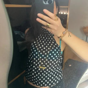 Snygg topp - Jättefin festtopp som ej kommer till användning. Använd sparsamt och har inga desfekter. Är i storlek M men passar mig som är S. Är öppen till att diskutera priset😇😇😇