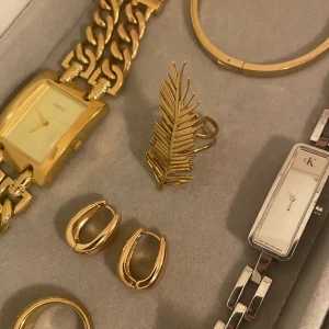 Stor ring - Säljer denna as coola ringen med en fjäder på! Är en jättefin detalj som får varje outfit att se skitsnygg ut! Hör av dig vid intresse🤗