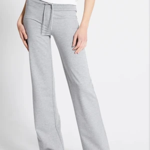 Lager 157 Mjukisbyxor - Säljer dessa populära lager 157 low waisted mjukisbyxor i färgen grå🌸Helt oanvända och prislappen finns kvar!💗