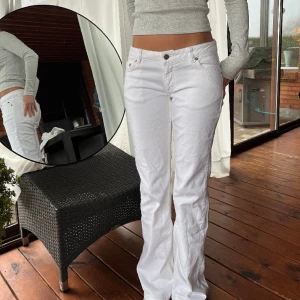Jeans - Vita jeans, low-waist med utsvängd passform. Fraktkostnad tillkommer.