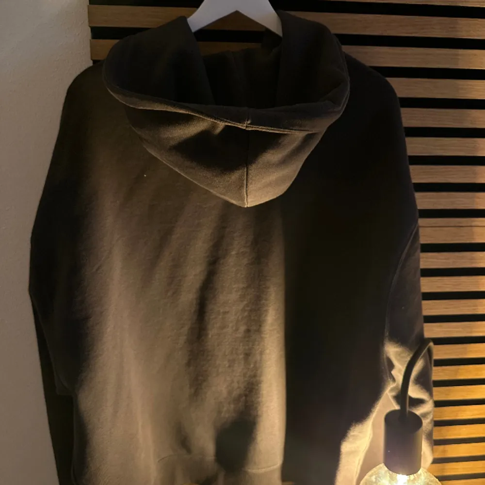 Säljer en riktigt schysst Axel Arigato hoodie i mörkblått. Inköpt på Axel Arigato i Göteborg för ett år sedan, sparsamt använd! Oversize  Storlek: M. Hoodies.