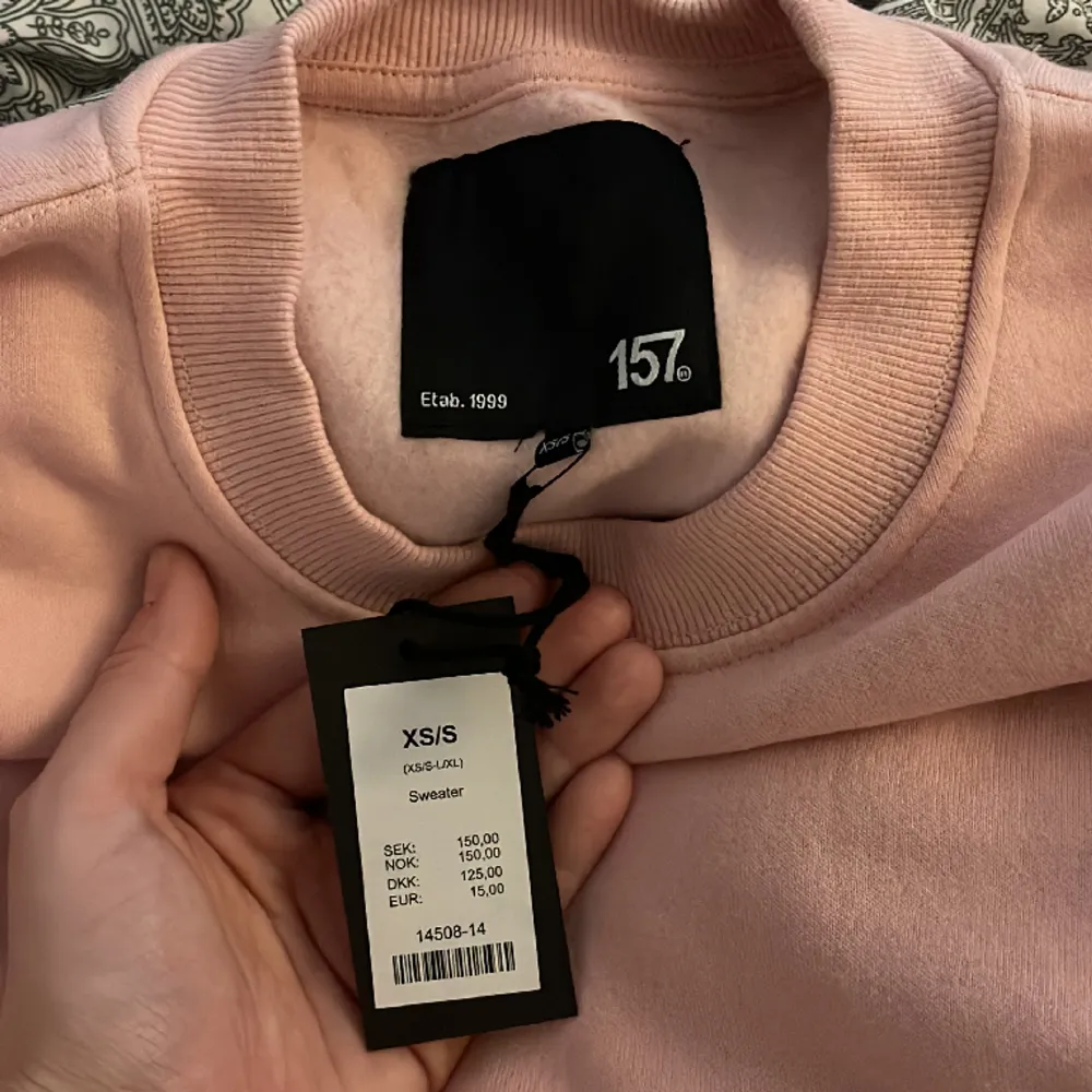 En super skön sweatshirt från lager 157💕  Den är i storlek xs/s och aldrig använd . Tröjor & Koftor.