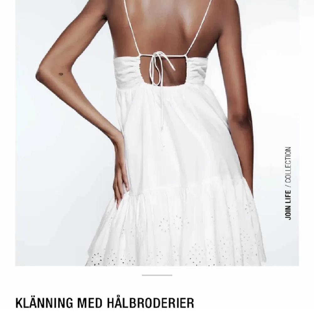Jätte fin vit klänning från zara som har en fin knytning i ryggen. klänningen säljs ej längre!🫶🏻 Skriv för fler frågor💕. Klänningar.