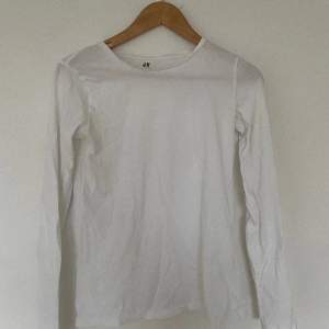 Helt vanlig vit, långärmad tröja från hm. Den har inga defekter men är tyvärr för liten för mig❤️