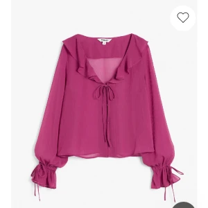 Blus - Säljer den här jätte fina blusen med volanger💕hör av dig vid frågor🫶