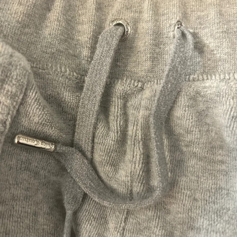 Säljer mina gråa juicy couture byxor eftersom att dom inte kommer till andvänding längre för att dom är för stora och för korta på mig som är ungefär 170 finns ”bevis” på användning och det är att saker på snörena har åkt av priset kan diskuteras❤️. Jeans & Byxor.