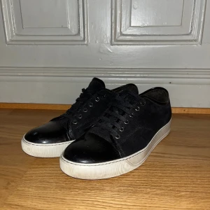 Lanvin - Lanvin skor Strlk 7 vilket motsvarar 42/43 Sko snörena är skadade men överlag jätte bra skick Jag har box och den är lite skadad, jag kan skicka bild på den om du vill se!  Skriv gärna om du har några funderingar 🍾 💵 