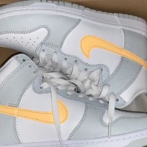 Nike Dunk High"Pure Platinum & Melon Tint" - Nike Dunk High "Pure Platinum & Melon Tint" (Använd 3 gånger )
